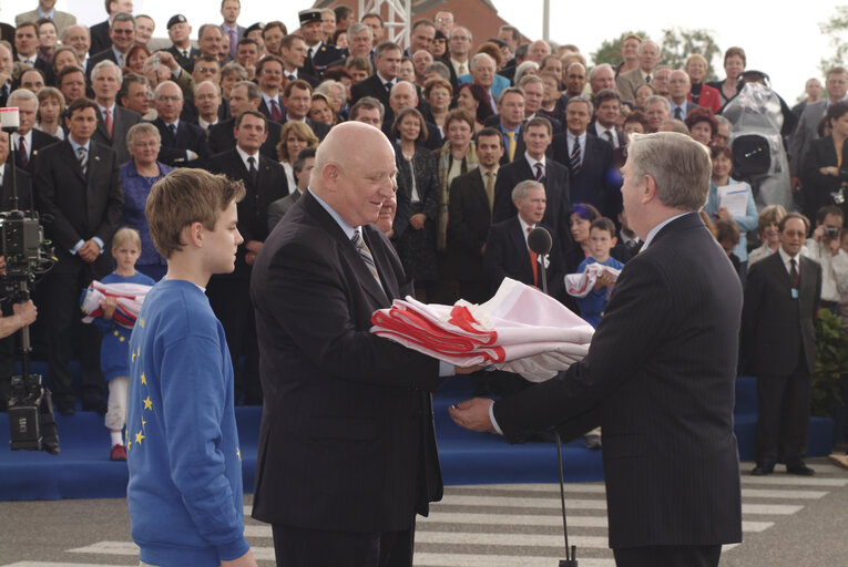 Photo 22: Accession ceremony welcoming 10 new member states into the European Union, with the President of the Polish Sejm and the EP President.