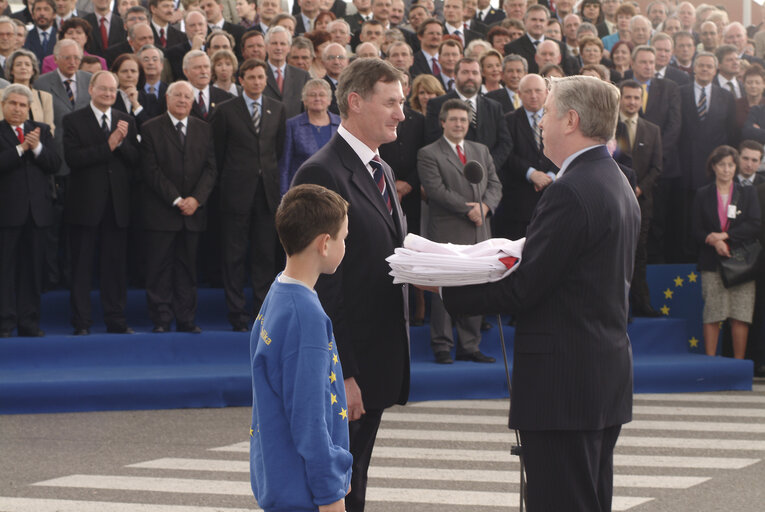 Photo 13: Accession ceremony welcoming 10 new member states into the European Union, with the President of tha Parliament of Slovakia and the EP President.
