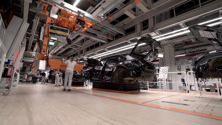Infoclip: Employment - Illustrations of jobs in various sectors (car industry, food, distribution, transports and more)